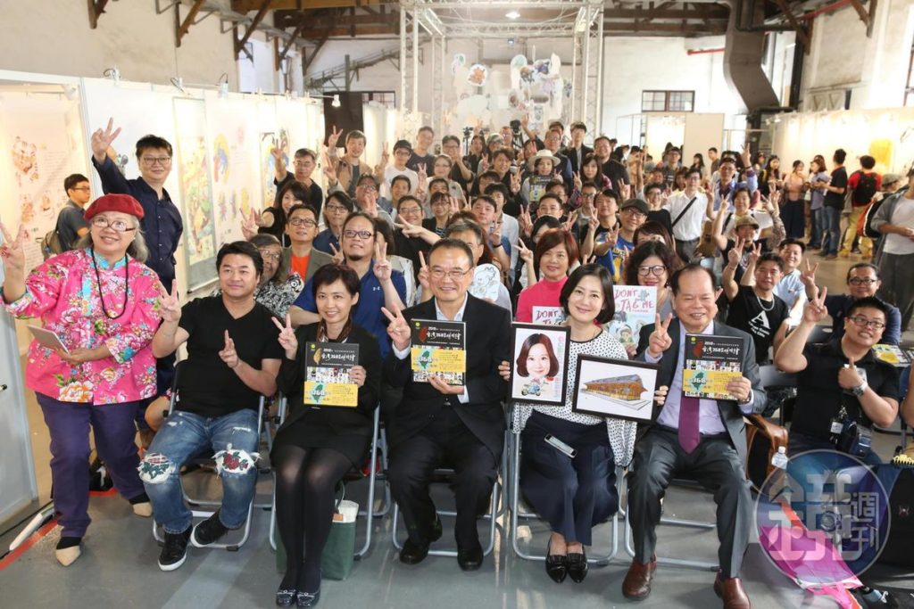 Group photo of comic artists at the opening press conference