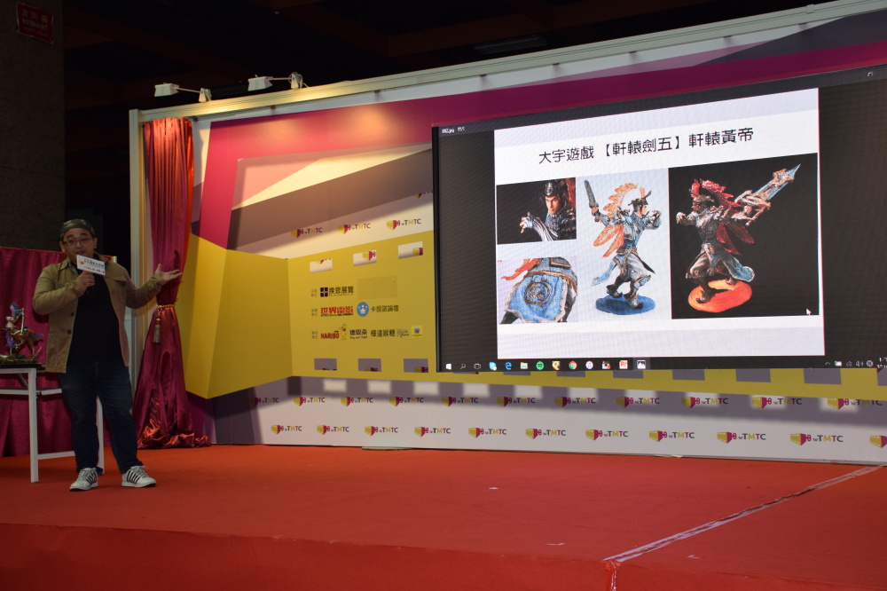 Figure sculptors sharing their work on stage