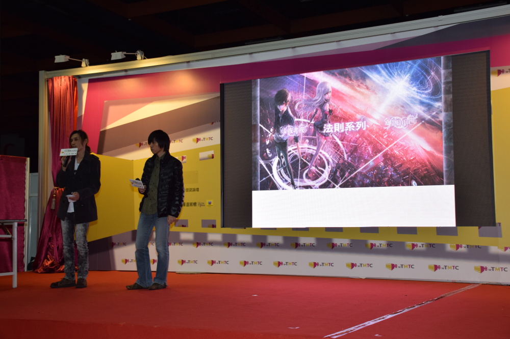 Novelist Yefeiye and illustrator FUFU sharing on stage